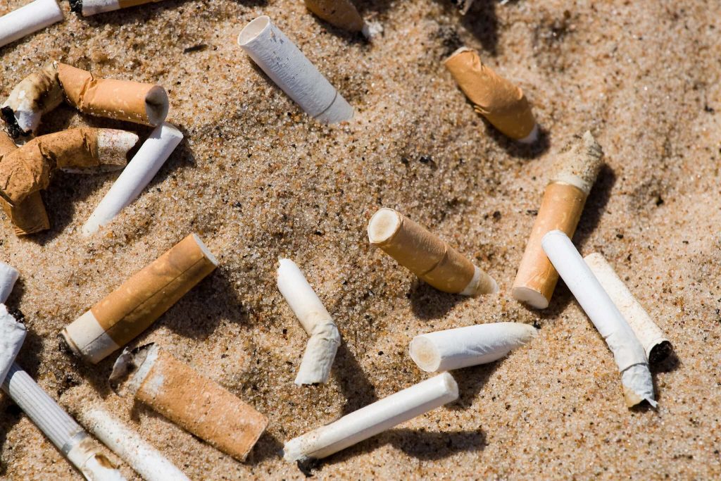 סיגריות קבורות בחול